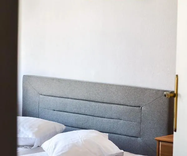 Main Square 18 View 1 דירה *